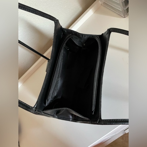 Elegant Black Leather Shoulder Bag - Picture 5 of 7